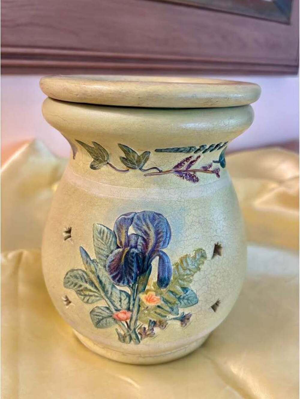 Vintage Lang Floral Iris Ceramic Tart/Wax Warmer – Collector’s Pie